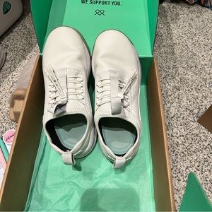 Clove tennis shoes. Size 7. Barely warn.